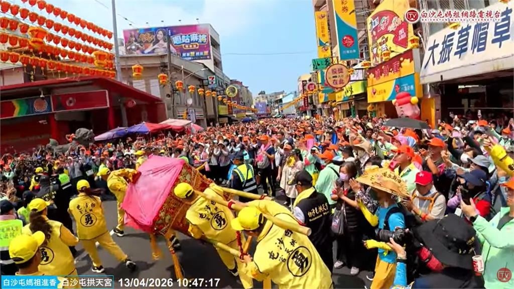 4姊妹見面太開心！白沙屯媽祖「甩尾」衝進鎮瀾宮　網笑：不愧是粉紅超跑