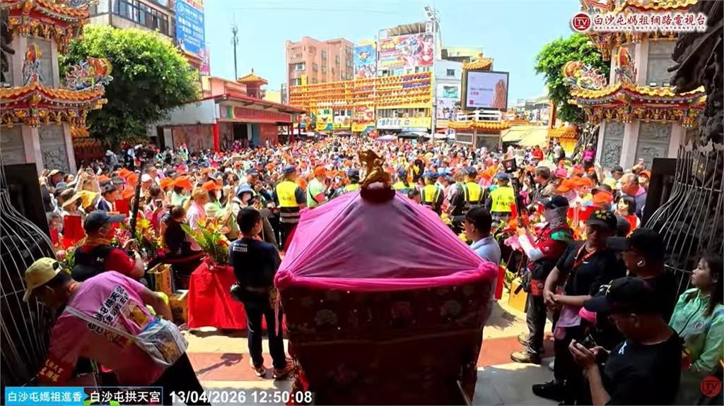 4姊妹見面太開心！白沙屯媽祖「甩尾」衝進鎮瀾宮　網笑：不愧是粉紅超跑