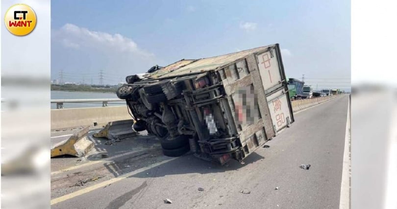 大貨車卡在水泥護欄上，消防人員動用破壞剪，救出受困車內的駕駛。（圖／林慶祥翻攝）