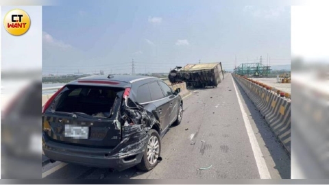 西濱驚悚翻車!貨車撞轎車橫躺封道 北上癱瘓回堵3公里