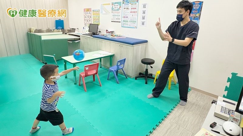 丟不準、接不住？專家：2-5歲球感可反應出未來學習力