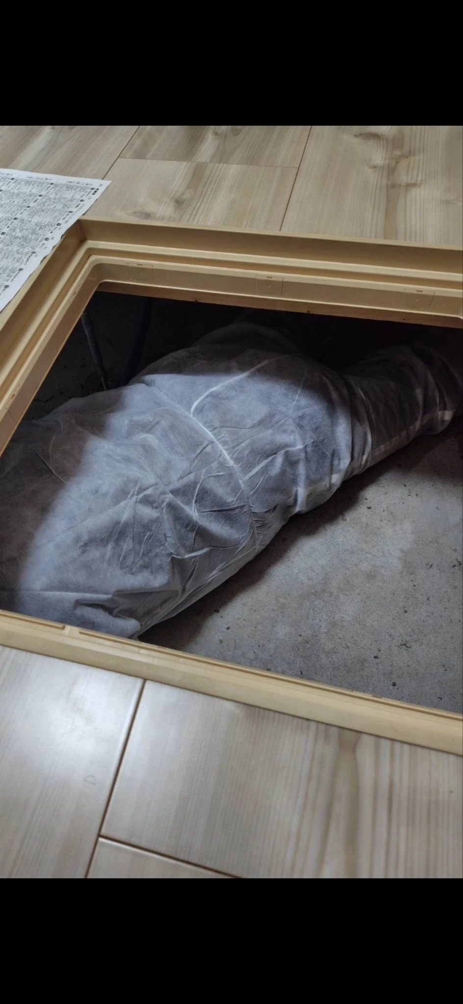 兒玉有時也會潛入凶宅地板下方進行靈異調查。（取自兒玉和俊X）