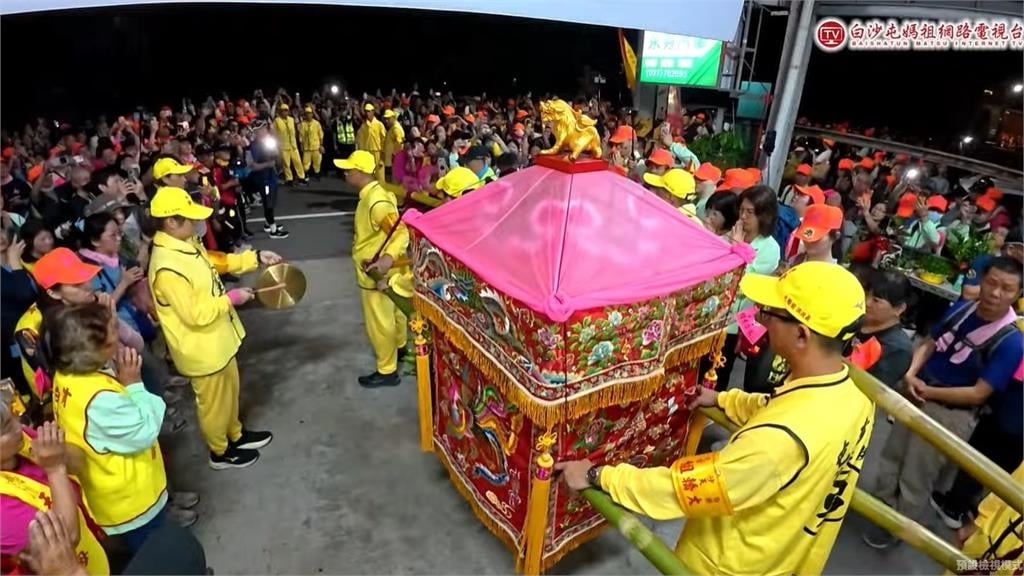 「粉紅超跑」深夜轟動啟程!白沙屯媽祖進香「8天7夜」萬人簇擁出發