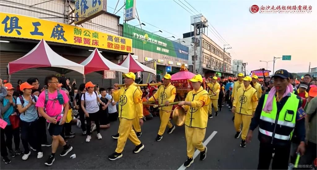 「粉紅超跑」深夜轟動啟程!白沙屯媽祖進香「8天7夜」萬人簇擁出發
