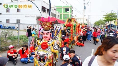 白沙屯粉紅超跑啟程！「移動急診室」進駐讓香燈腳更安心