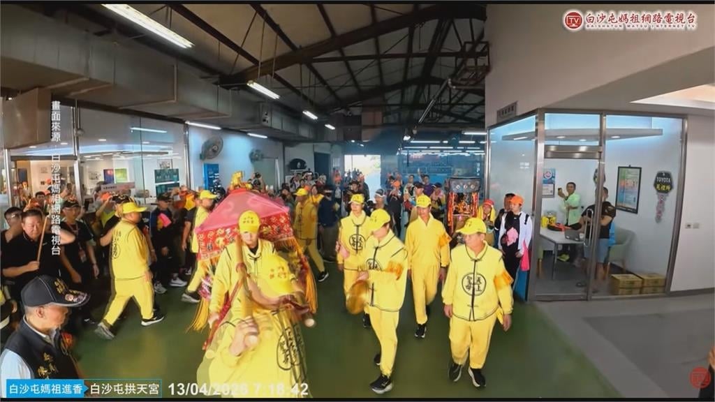 最神車廠！粉紅超跑連續11年停駕　凌晨四點開門迎媽祖