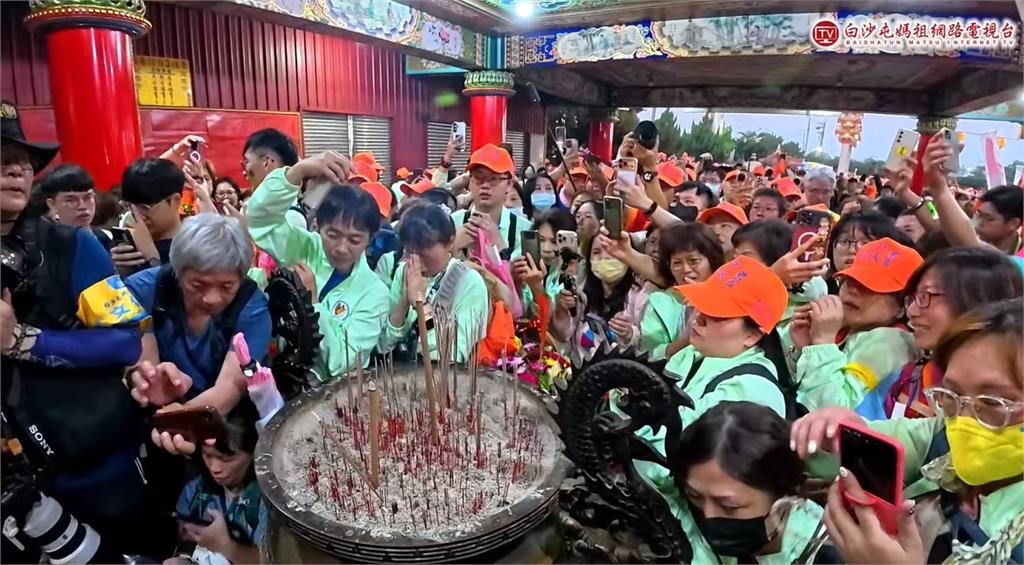 46萬信徒瘋追「粉紅超跑」亂象頻傳!爆粗口推擠、婦人癱軟痛哭⋯警急進場維安