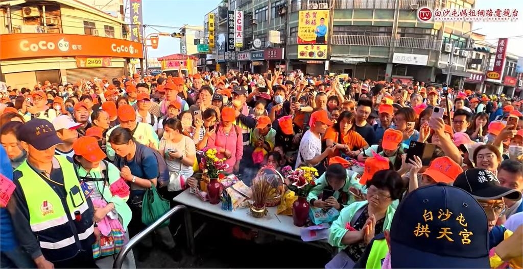 46萬信徒瘋追「粉紅超跑」亂象頻傳!爆粗口推擠、婦人癱軟痛哭⋯警急進場維安