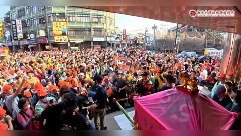 46萬信徒瘋追「粉紅超跑」亂象頻傳！爆粗口推擠、婦人癱軟痛哭⋯警急進場維安