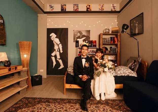 阿奎與老婆拍婚紗照時，宇宙人團員幫忙復刻兩人結緣的MV場景。（圖／翻攝自阿奎IG）