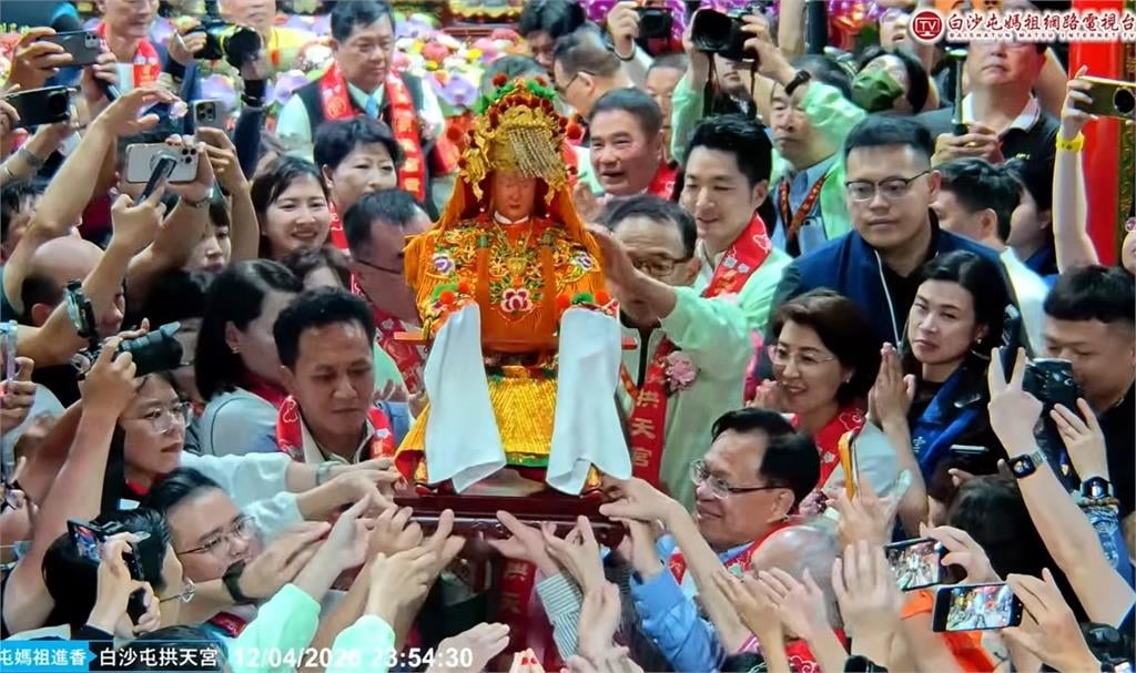 吊車大王「坐矮凳」！白沙屯拱天宮「主委坐大位」挨轟失禮　本尊急發聲還原真相