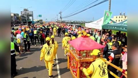「粉紅超跑」凌晨起駕後狂飆　上午已越過台中大甲溪