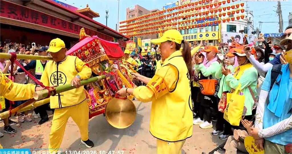 罕見「四媽相會」！白沙屯媽祖超嗨「衝進大甲鎮瀾宮」顏清標迎接