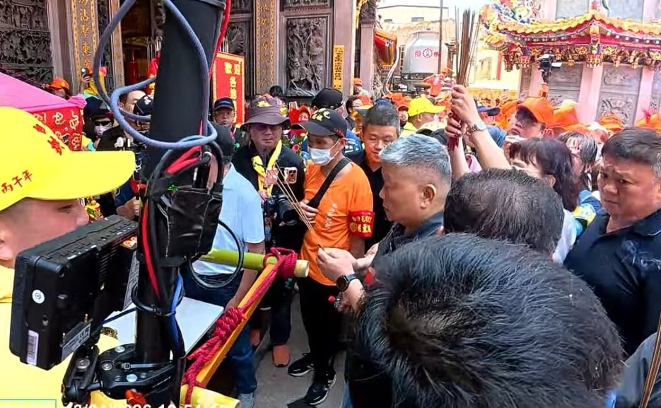 罕見「四媽相會」！白沙屯媽祖超嗨「衝進大甲鎮瀾宮」顏清標迎接