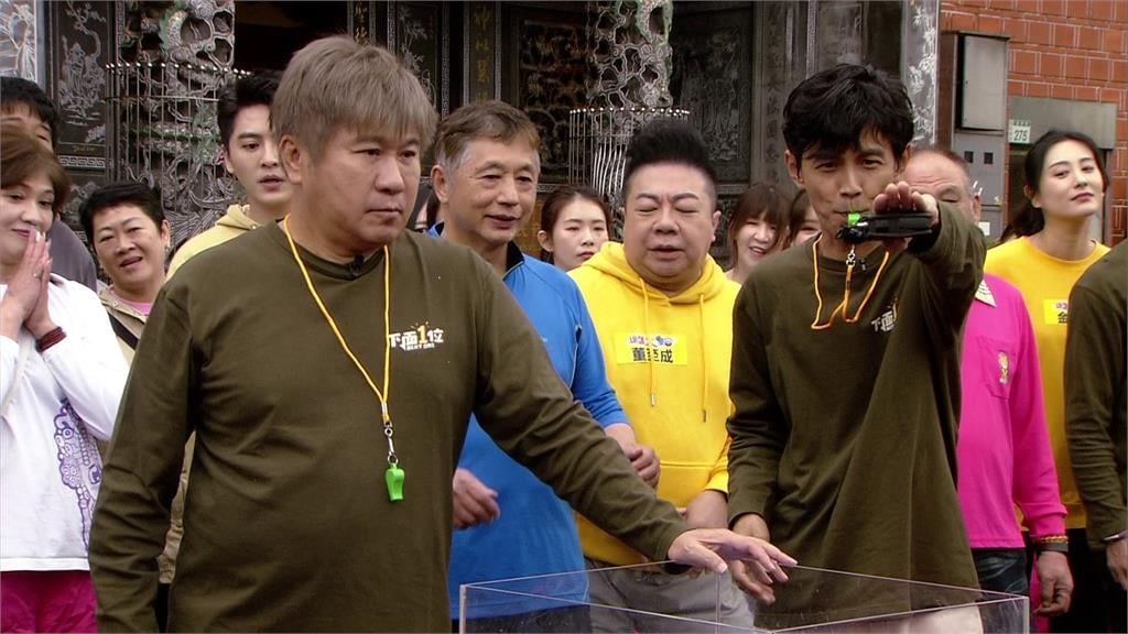  胡瓜慘摔鞋子飛出去　董至成接力「代打」全場笑翻