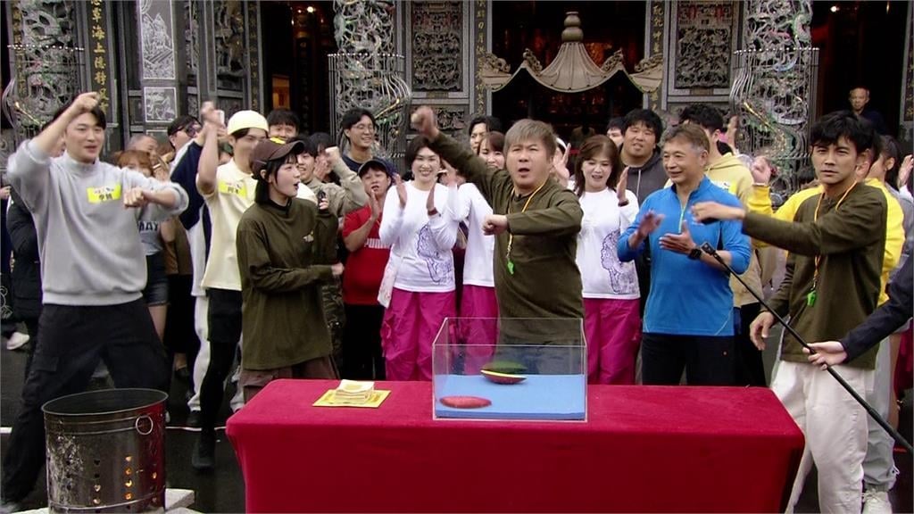  胡瓜慘摔鞋子飛出去　董至成接力「代打」全場笑翻