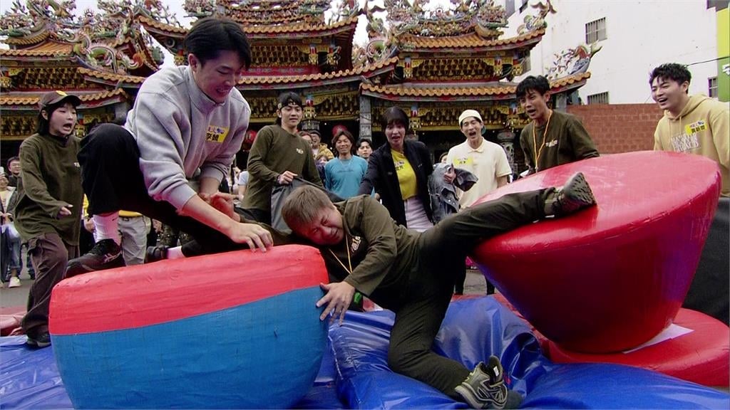  胡瓜慘摔鞋子飛出去　董至成接力「代打」全場笑翻