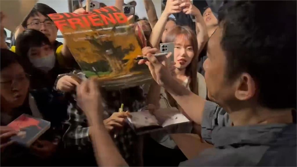 首度挑戰歐洲電影　梁朝偉來台宣傳　資深鐵粉拿到簽名感動到哭