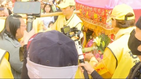 白沙屯媽祖突衝到婦人面前　她淚崩跪求尋找失蹤婆婆