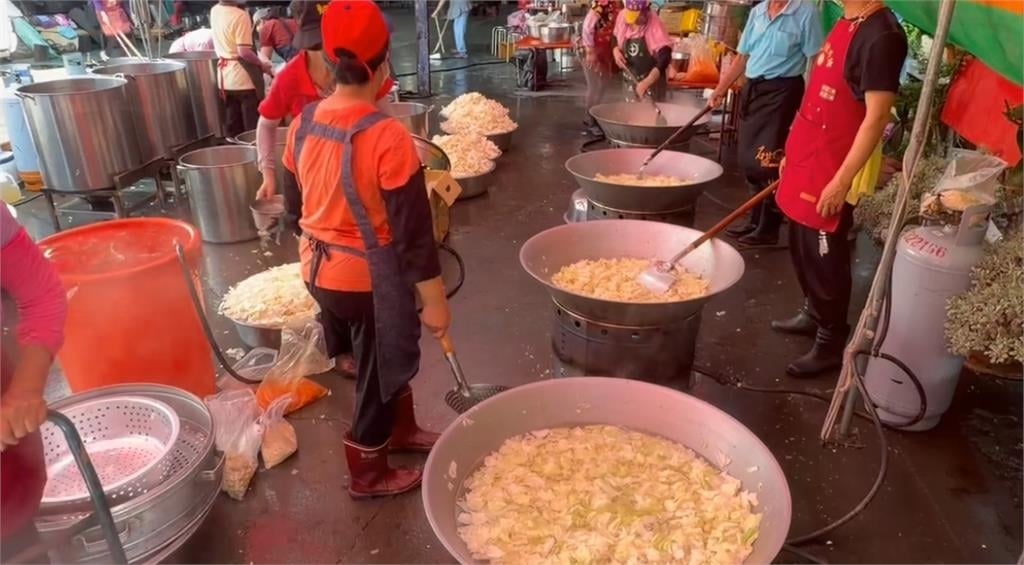 粉紅超跑夜襲！　白沙屯媽祖鑾轎一路南奔賜福