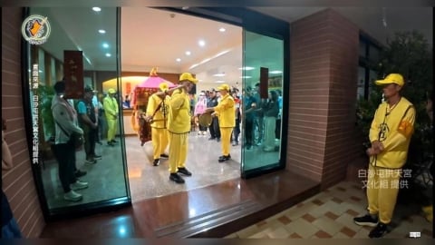 粉紅超跑夜襲！　白沙屯媽祖鑾轎一路南奔賜福