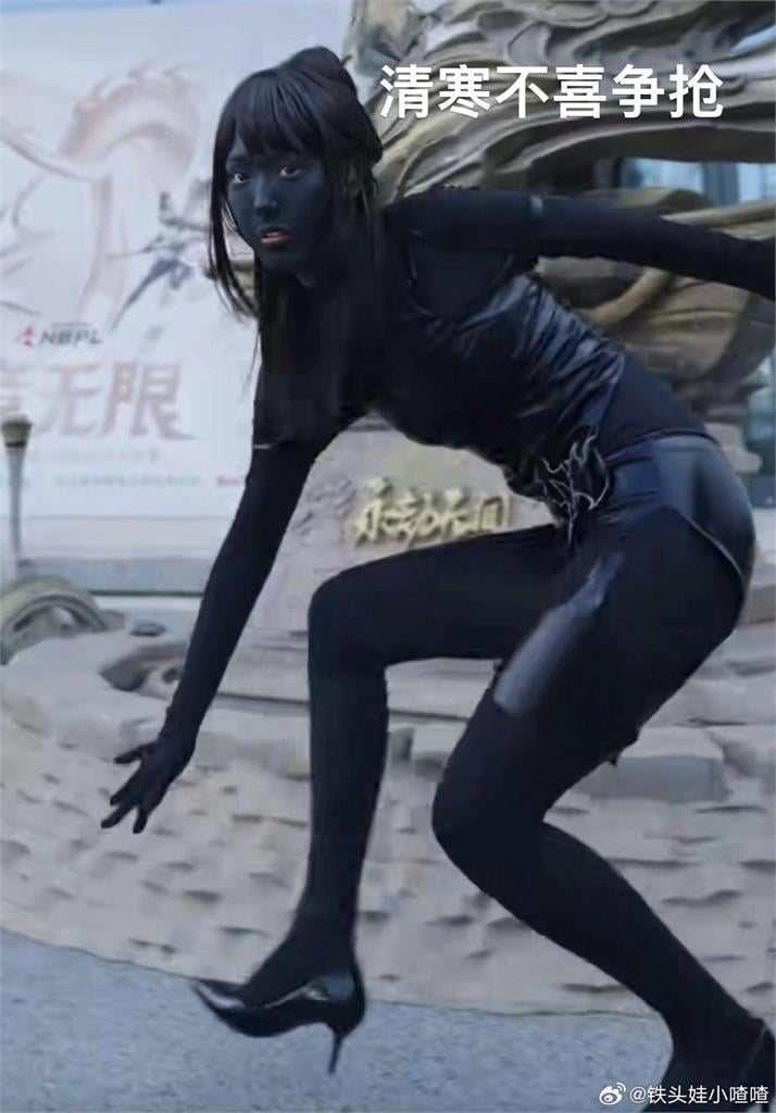 正妹電競主播「穿短裙解說」挨轟！怒全身塗黑「只露一排白牙」男主持全場憋笑