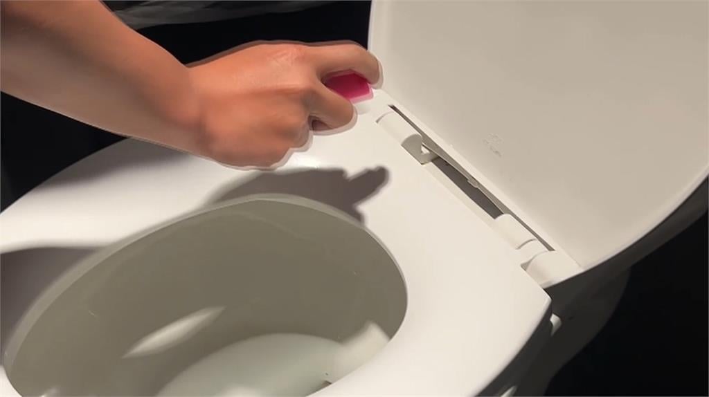 馬桶汙垢用盡各清潔劑仍刷不掉　專家教撒「這物」1小時見效！