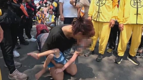 母抱重病兒跪地哭喊　白沙屯媽祖「1暖舉」惹哭全場