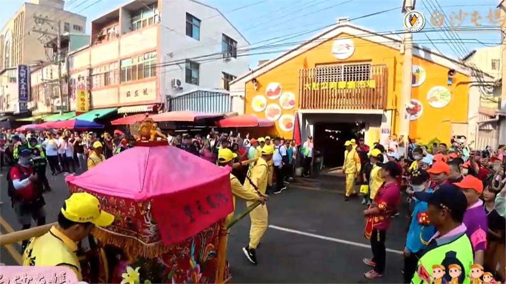 婦人焦急祈禱「粉紅超跑」突轉向衝向她！信眾淚喊「白沙屯媽祖聽見了」