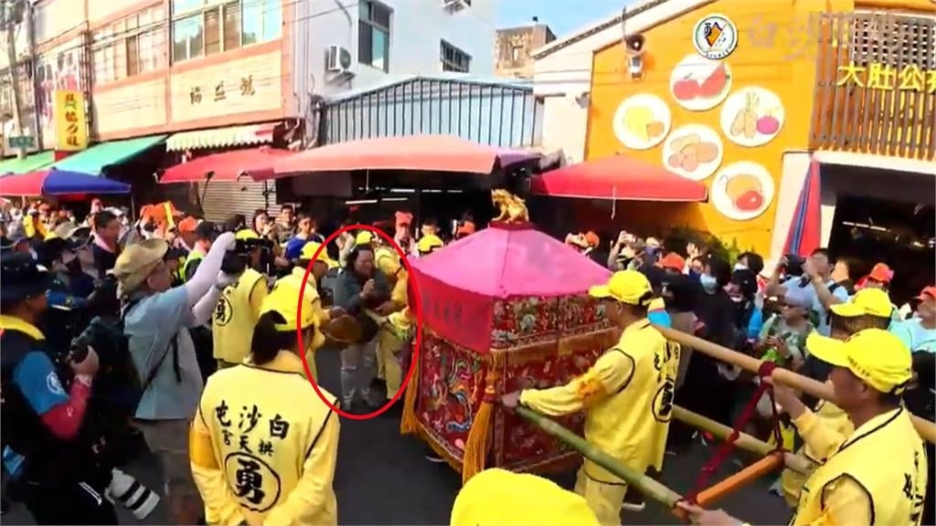 婦人焦急祈禱「粉紅超跑」突轉向衝向她！信眾淚喊「白沙屯媽祖聽見了」