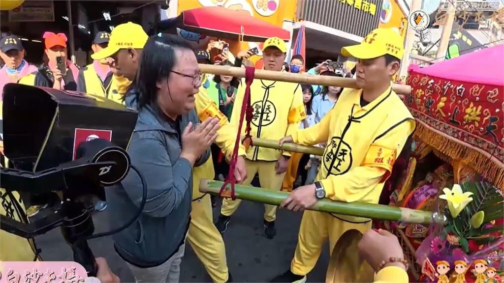 婦人焦急祈禱「粉紅超跑」突轉向衝向她！信眾淚喊「白沙屯媽祖聽見了」