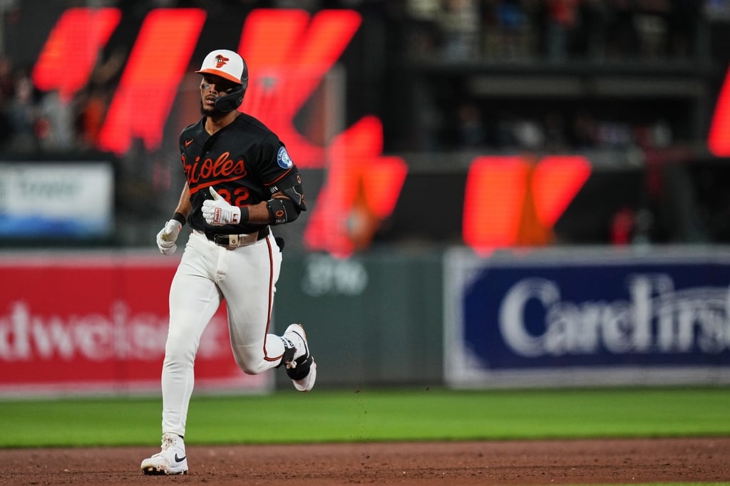 MLB(影)／在休息區裡也難逃球吻！金鶯總教練被自己球員的擦棒球擊中臉