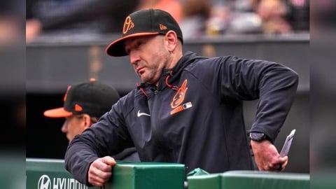 MLB(影)/在休息區裡也難逃球吻!金鶯總教練被自己球員的擦棒球擊中臉