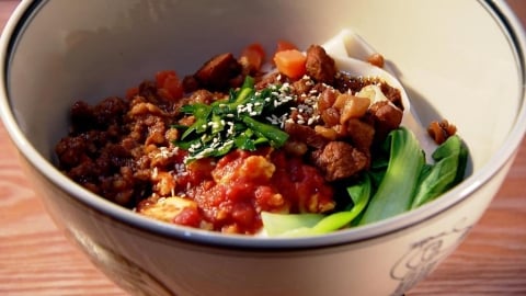 西安"油潑皮帶麵"上桌 吸滿番茄.哨子酸辣鹹香