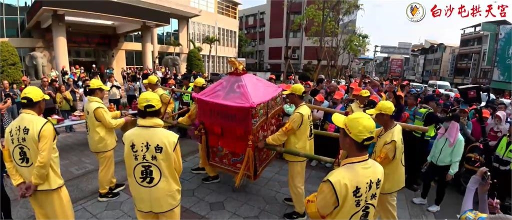 「粉紅超跑」沒停駕彰化市議會 突轉向直衝警局交通隊…員警嗨翻了!