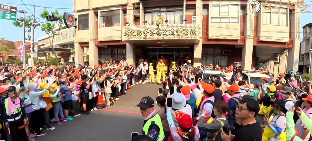 「粉紅超跑」沒停駕彰化市議會 突轉向直衝警局交通隊…員警嗨翻了!