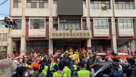 「粉紅超跑」白沙屯媽祖彰化沒停駕1處 卻突轉向直衝交通隊…員警嗨翻了!
