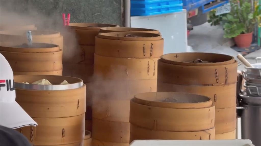 台中人氣湯包疑見「生鏽鐵片」？　業者：可能是「硬掉肉片」