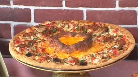 寵媽商機！超豪華披薩鋪「整隻帝王蟹」　售價3888民眾直呼：好貴