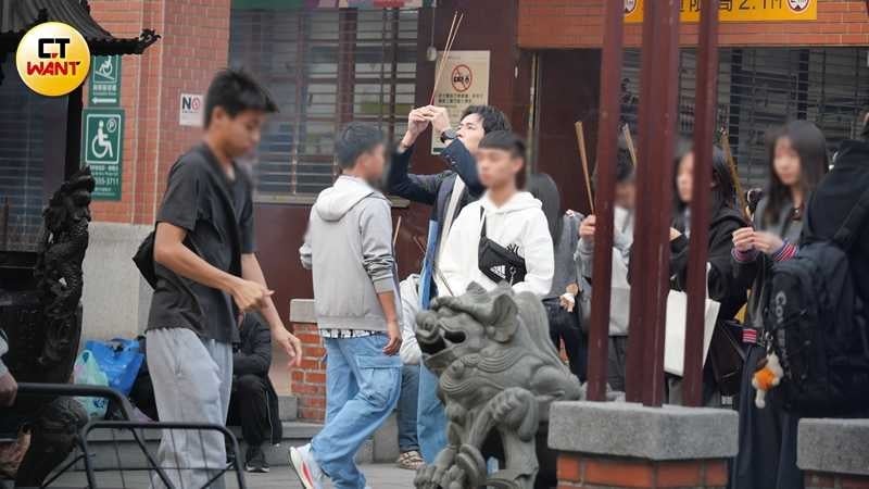 張瑞夫點香誠心拜拜祈福。（圖／本刊攝影組）