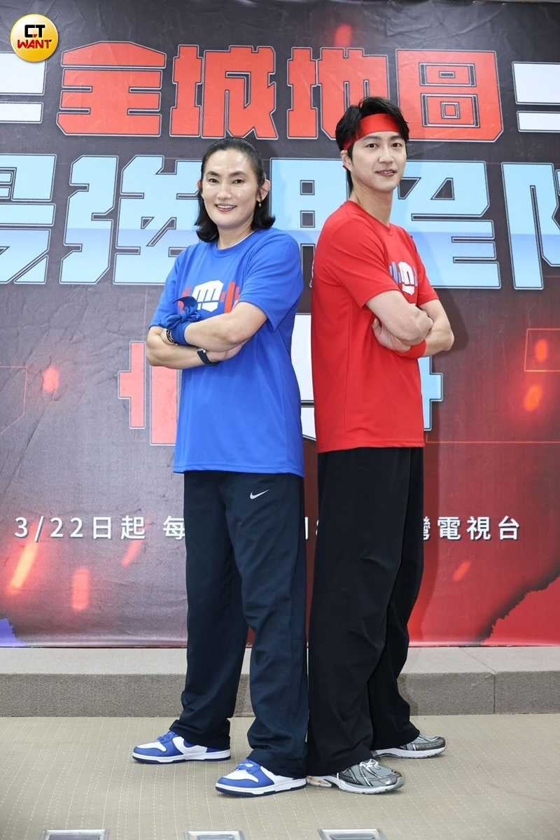 擔任紅隊隊長，江宏傑（右）再度對上藍隊錢薇娟，他表示自己極力想甩掉「萬年老二」稱號。（圖／侯世駿攝）