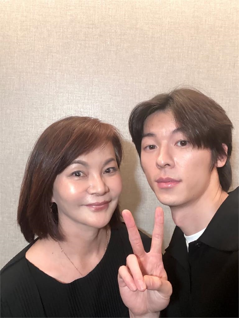 周子瑜爆「秘戀」大9歲許光漢！與女方媽媽合照曝光　消息衝微博熱搜第一