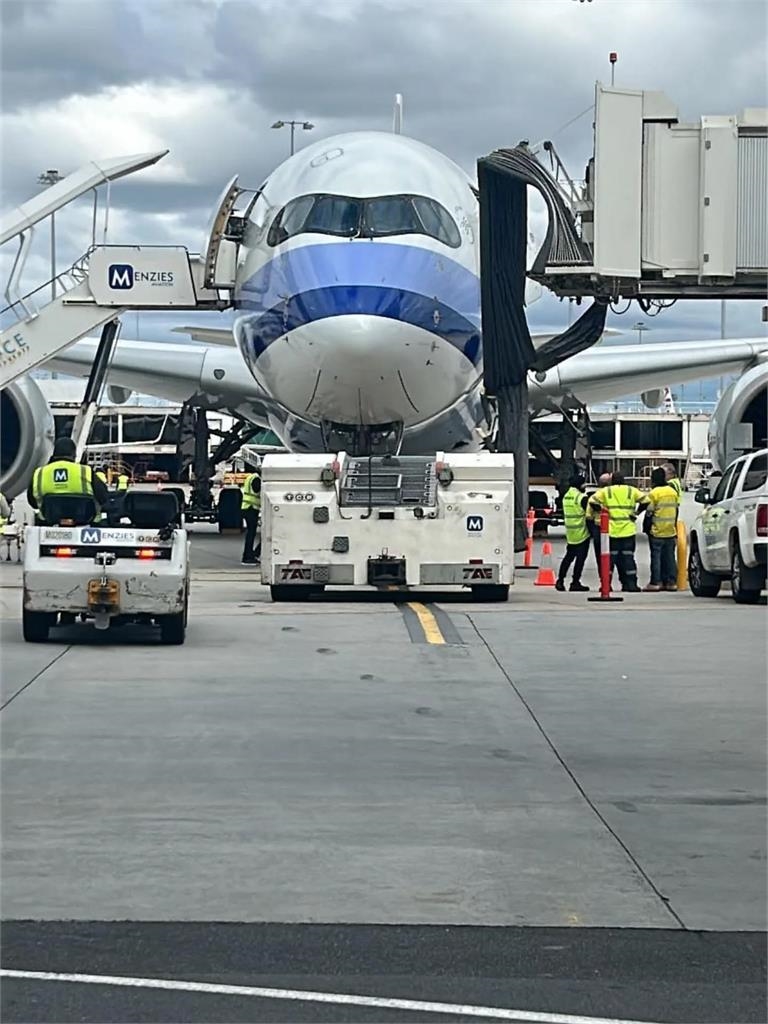 華航班機爆意外!登機門慘被扯斷「整片歪掉」連空橋也出事 慘況畫面網瘋傳