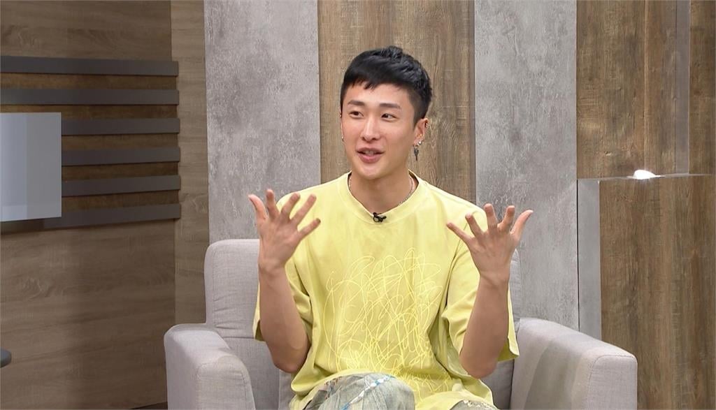 獨／妮妃雅到民視重現招牌動作！皇后「卸下變裝」露出本來面貌...主播直呼：好可愛