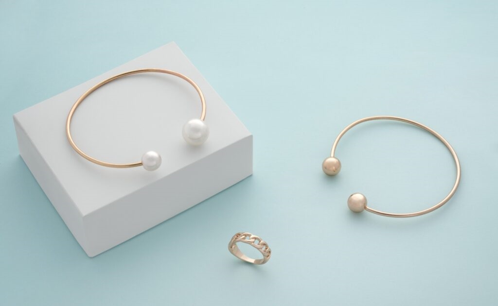 質感精緻的「微奢輕珠寶」，像是手環和戒指，都是不會出錯的選擇。圖/123RF圖庫