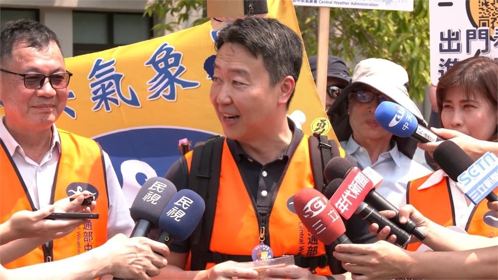 隨白沙屯媽祖走進彰化　陳世凱背8公斤行動氣象儀