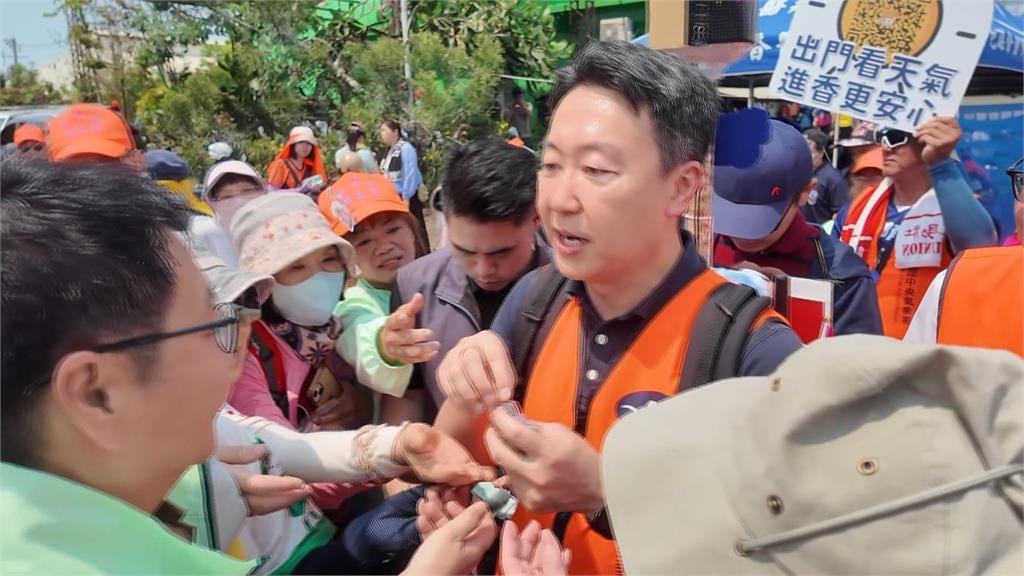 隨白沙屯媽祖走進彰化　陳世凱背8公斤行動氣象儀