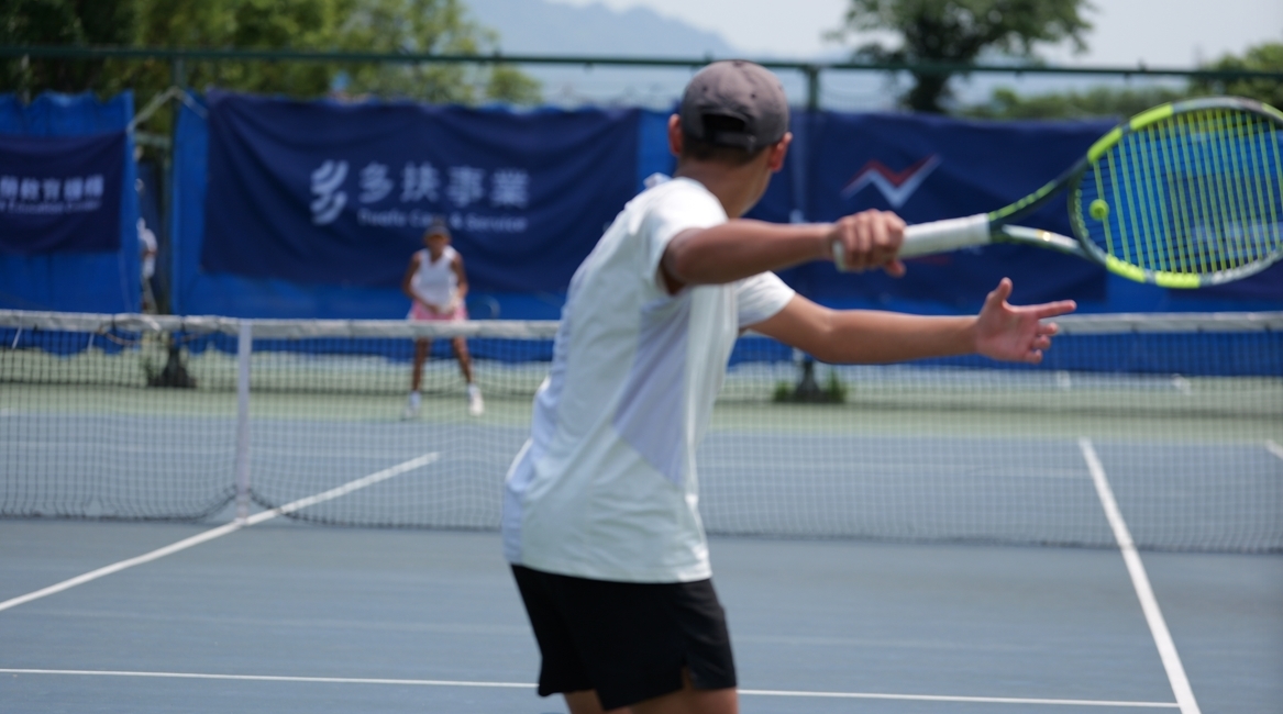 U14冠軍選手廖正銓及亞軍選手吳攸娜,中央球場出賽中。圖/breakpoint open提供