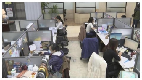 新同事妝容維持2週後「變臉」!網友淚認:打扮是對睡眠的不尊重