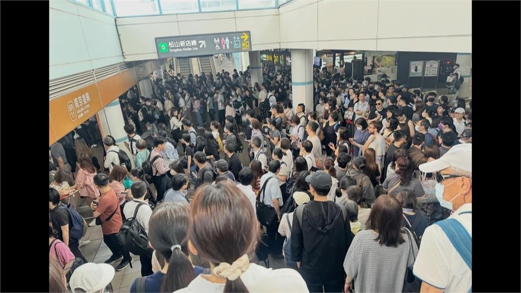 北捷文湖線列車異常 月台塞爆大排長龍